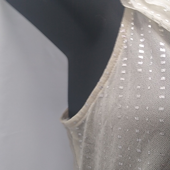The limited cream sleeveless blouse - Picture 7 of 11